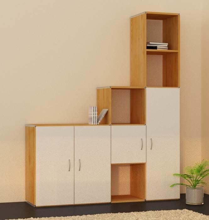 Stufenregal mit weißen Türen