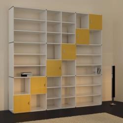 Regal mit gelben Türen als Treppe