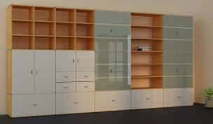 Regal mit satinierten Glastüren